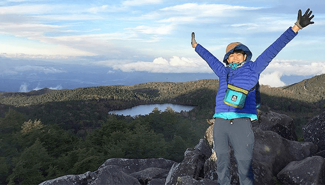 入社まもない頃、ものさす登山部で山登りをする藤原さん